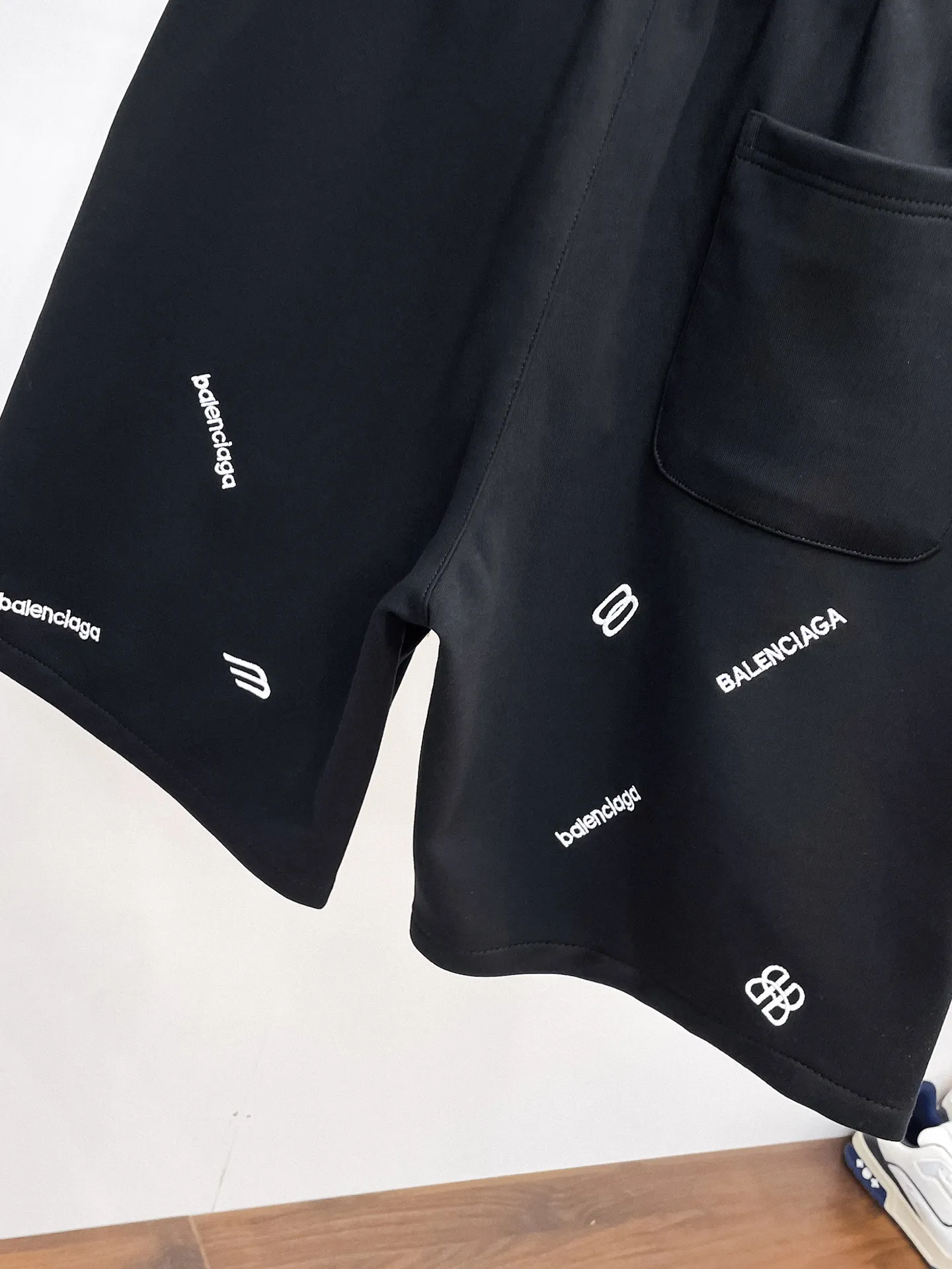 Balenciaga's three-standard complete 2026 summer New Arrival men's casual shorts, advanced custom-made Breathable fabric, Breathable fabric, extremely stretchy and comfortable, impeccable details, top-grade accessories, original logo design concept, delicate and soft feel! The upper body fit is awesome! Size: M-XXXL Please state your height and weight when ordering